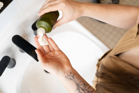 Milk Cleansers: The Best Gentle Face Cleanser for Healthy, Hydrated Skin | Mānuka Honey Skincare Blog | Apo.Ge