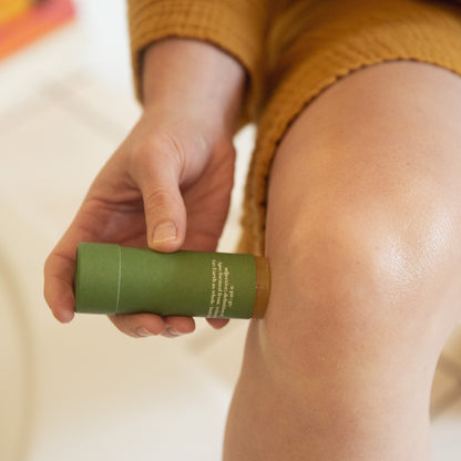 apo-ge manuka honey botanical relief balm application to sore knee